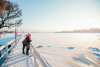 Two people enjoing the sun in the winter